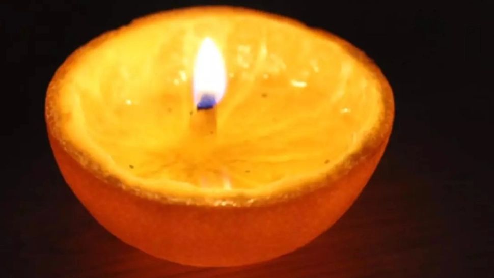 Trucul genial prin care îți faci propria candelă bio cu care parfumezi toată casa. Tot ce îți trebuie este o coajă de portocale și niște ulei esențial