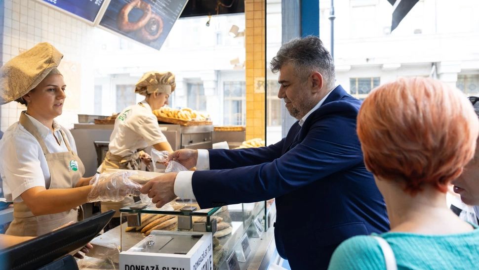 Ciolacu s-a distrat de videoclipul făcut cu Inteligența Artificială în care este prezentat drept covrigar. S-a așezat la coadă să-și ia ...covrigi - FOTO