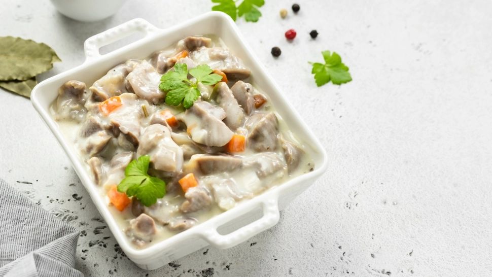 Cum să obții o ciulama pufoasă și fără cocoloașe. Trucurile de la bunici pentru un preparat fără cusur