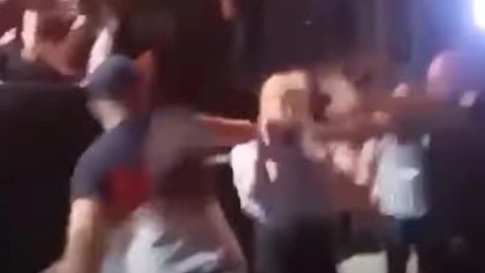 Scandal la concertul unui manelist. O polițistă a fost bătută crunt de un fan - VIDEO