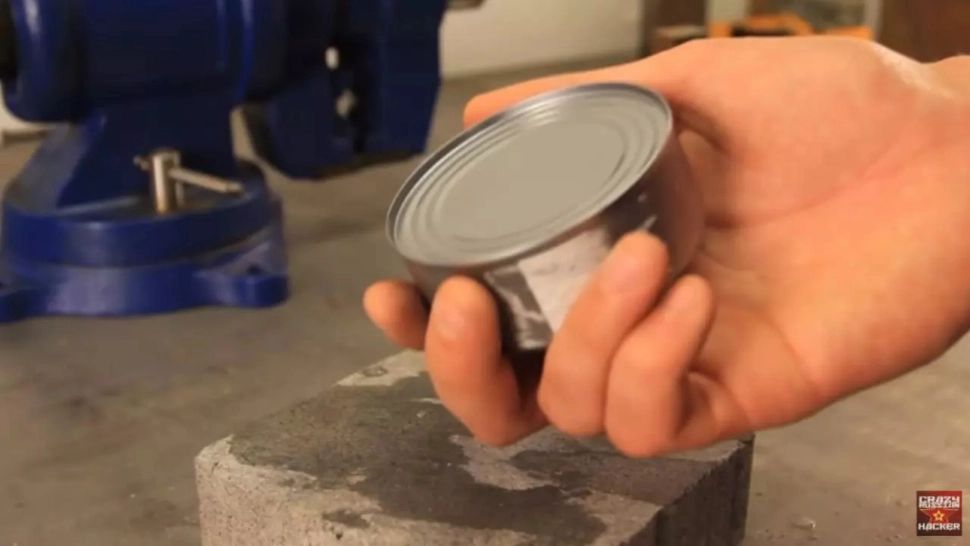 Trucul simplu și eficient prin care poți să desfaci o conservă fără cuţit sau alte unelte