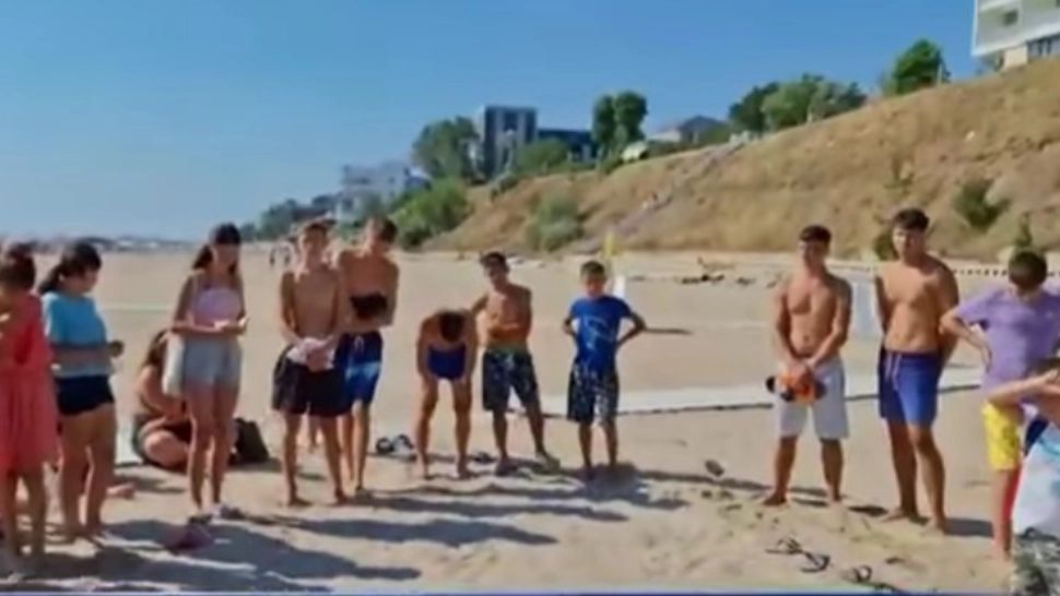 Emoționant: Sute de copii, pentru prima oară la mare cu ajutorul unui preot - VIDEO