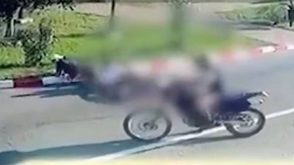 Copil pe o bicicletă, lovit de doi motocicliști în timp traversa pe o trecere de pietoni, la interval de câteva secunde VIDEO