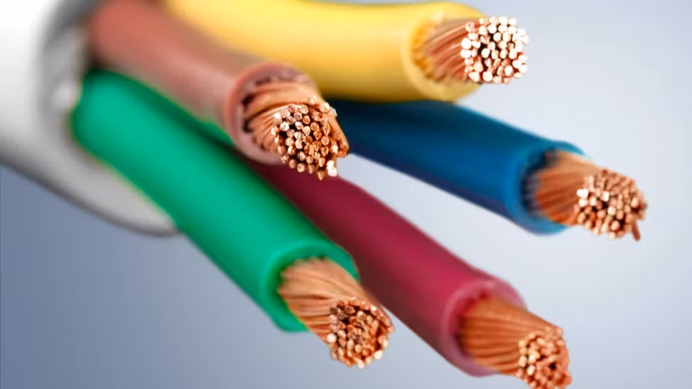 Doi români au făcut o pagubă de zile mari rețelei de telefonie din Spania. Cum i-au prins polițiștii