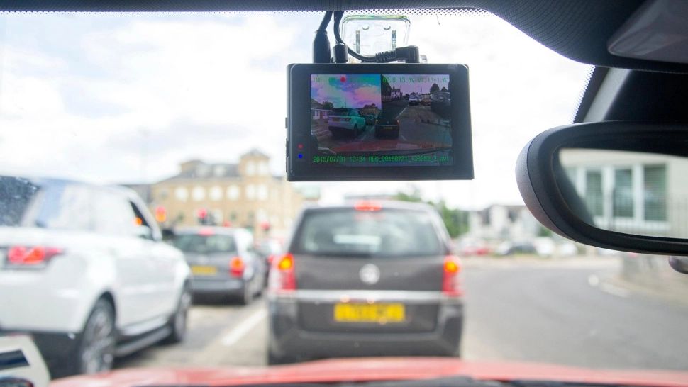 Este legal să filmezi alți șoferi cu o cameră de bord sau cu un telefon mobil? Pot fi folosite imaginile ca probă în instanță?