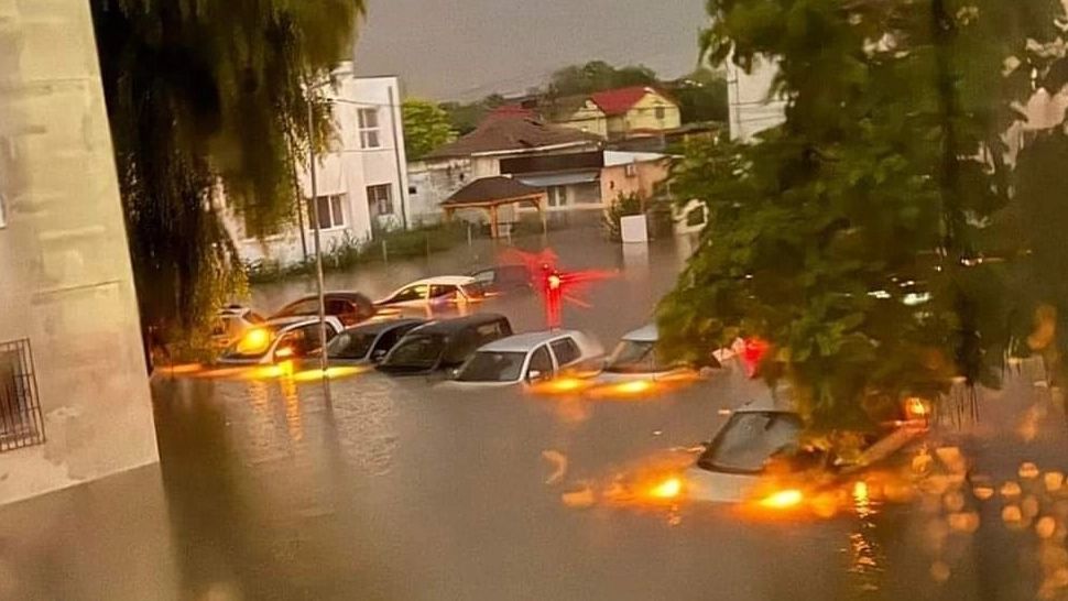 Ro- Alert și cod ROȘU de vreme instabilă pe litoral. Ploile au făcut prăpăd, noaptea trecută, în stațiuni. Situație critică în Constanța - FOTO/VIDEO