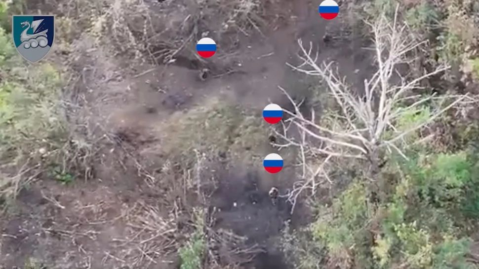 Ucrainenii au trecut la vânătoare de ruși, cu ajutorul dronelor. VIDEO cu soldații lui Putin fugind disperați să se salveze