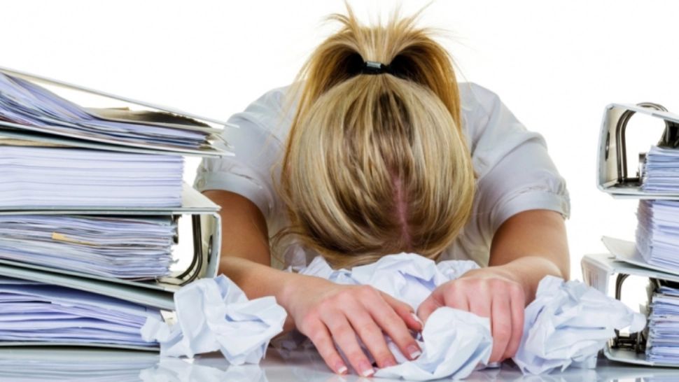 10 semne ca ești epuizată emoțional fără să îți dai seama. Aceste simptome nu își găsesc răspunsul la doctor 