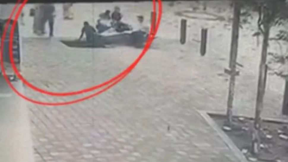 Momente terifiante pentru o turistă. A dispărut o groapă de 8 metri în asflat VIDEO