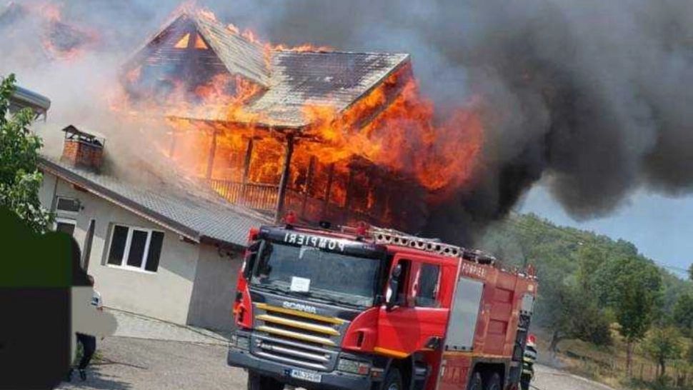 Incendiu devastator la un complex turistic din Argeș. Restaurantul și pensiunea au fost făcute scrum VIDEO