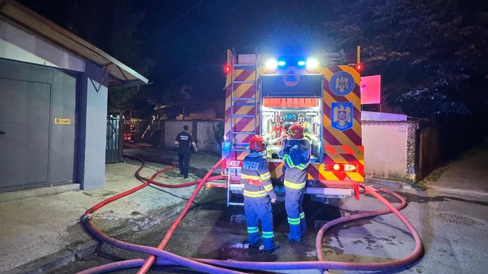 Incendiu devastator în București. A ars un garaj cu 4 mașini. Automobilele s-au făcut scrum