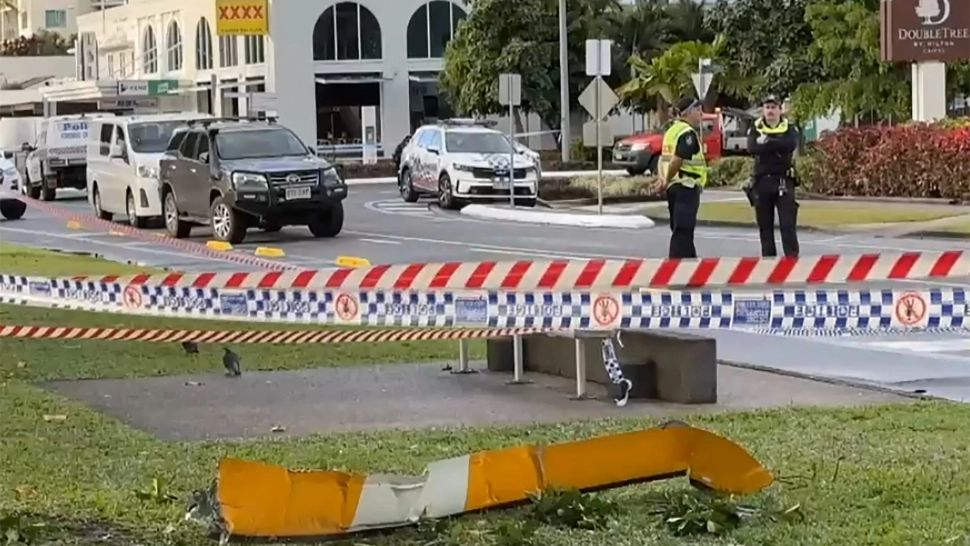  Momente de groază pentru un grup de turiști. Un elicopter s-a prăbușit pe acoperișul unui hotel din Australia. Pilotul a fost găsit carbonizat VIDEO