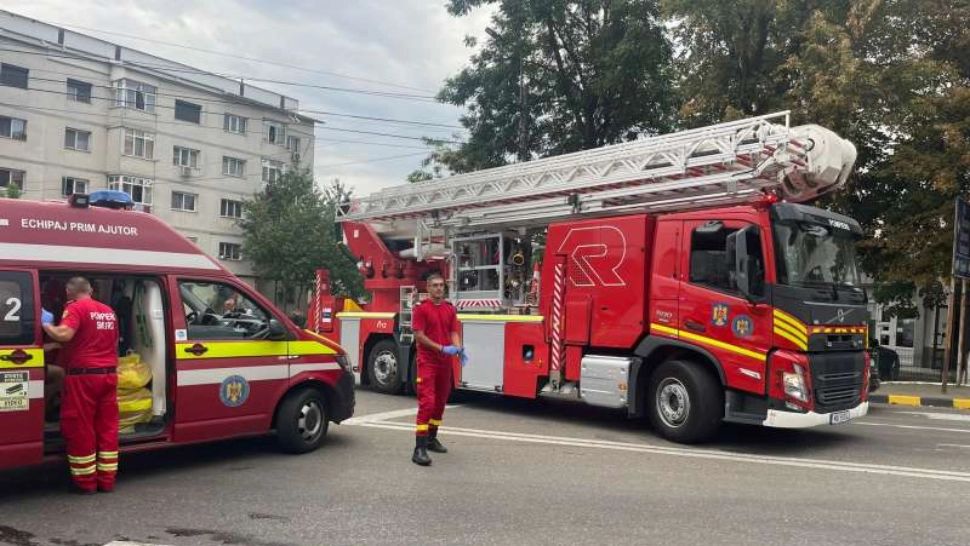 Incendiu într-un bloc din Botoșani. 14 persoane au fost evacuate. Pompierii au intervenit cu patru autospeciale 