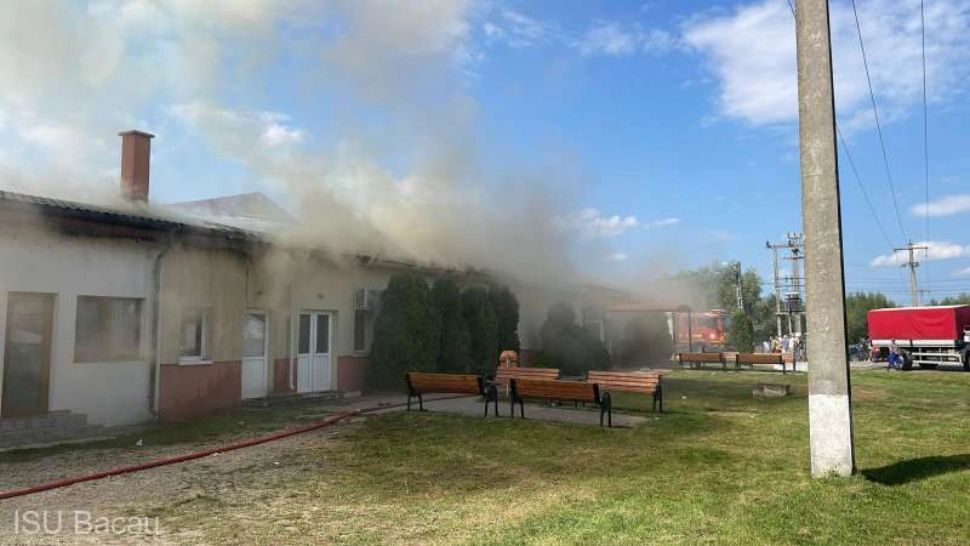 Incendiu la Căminul cultural din comuna Nicolae Bălcescu, Bacău. 20 de persoane s-au autoevacuat