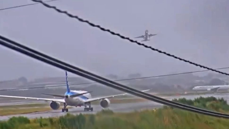 Momente de groază pentru pasagerii unui avion care încerca să aterizeze pe o furtună devastatoare VIDEO