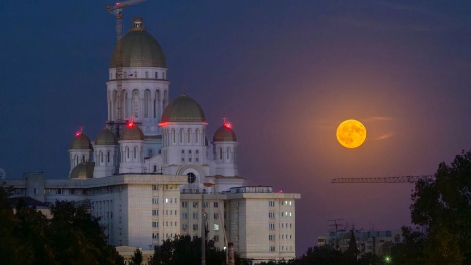 Catedrala Națională și Superluna: Imagini rare surprinse de unul dintre cei mai buni fotografi români - GALERIE