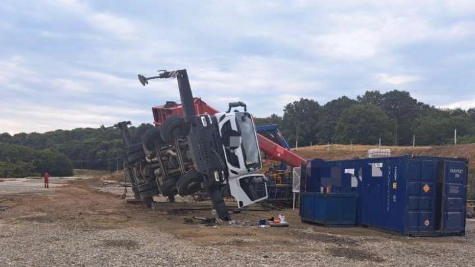 O macara s-a răsturnat în extravilanul localităţii Nou Săsesc. Operatorul utilajului a fost luat cu elicopterul SMURD