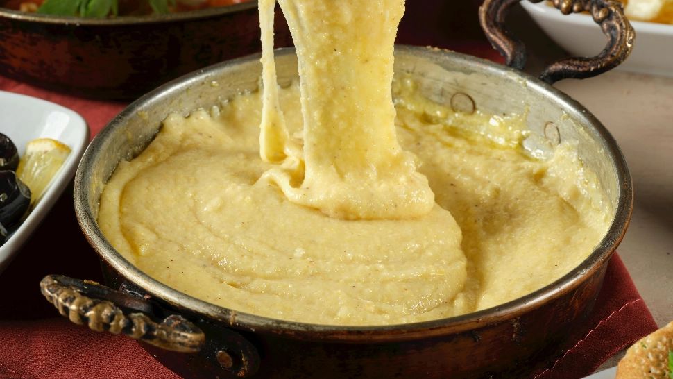 Ce să pui în mămăligă ca să nu se lipească. Ingredientul care îi conferă o textură fină. Rețeta tradițională din străbuni