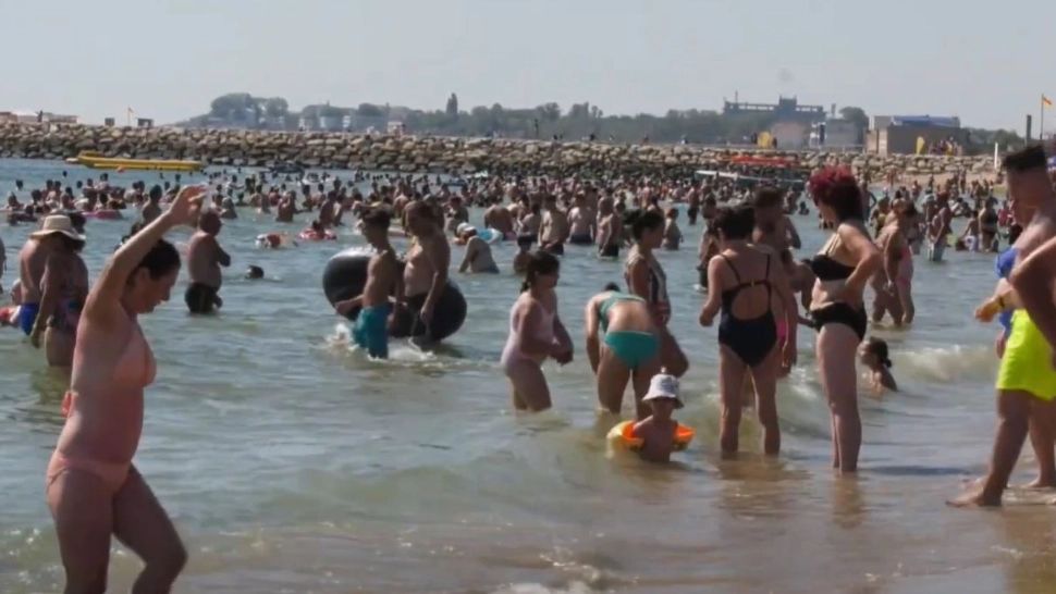 Românii au luat cu asalt litoralul. Peste 80.000 de turiști, în acest week-end, la mare. Care este cea mai aglomerată stațiune