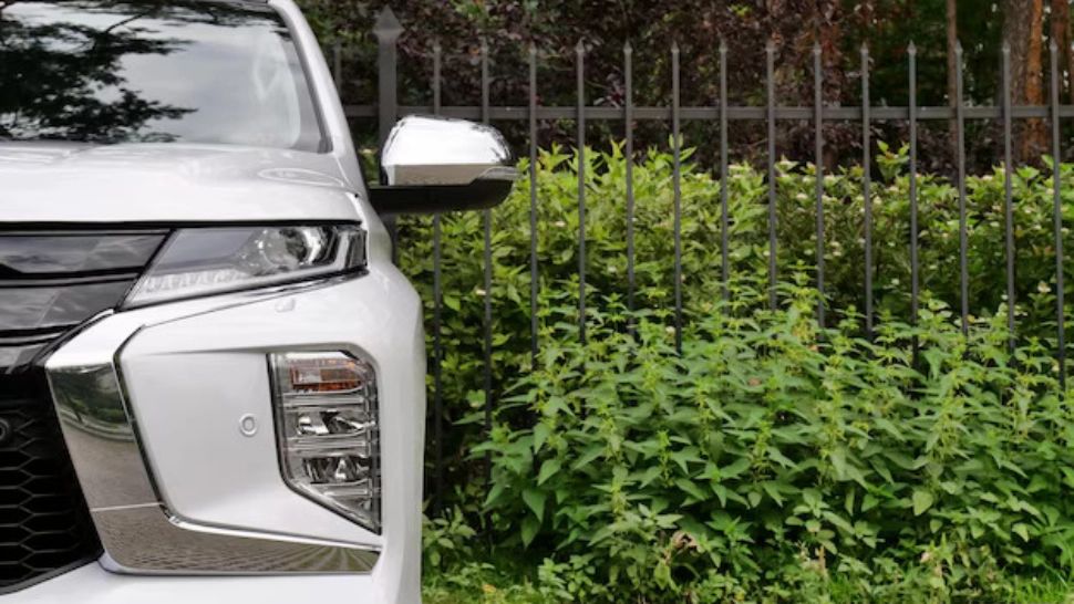 Poți să le interzici şoferilor să parcheze pe trotuarul din faţa casei tale? Ce spune legea în acest caz controversat