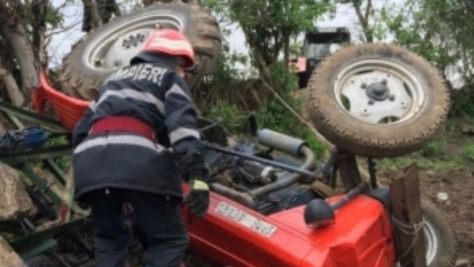 Tragedie într-o localitate din România: Un bărbat a murit după ce a fost prins sub un tractor