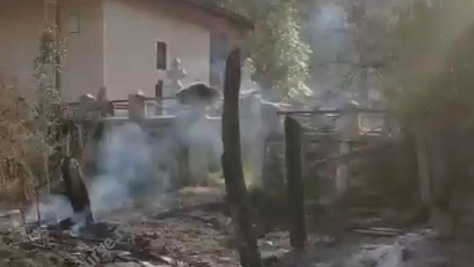 Incendiu devastator în cimitir. Localnicii cer ajutor: „Ardem de vii și nicio urmă de pompieri” - VIDEO