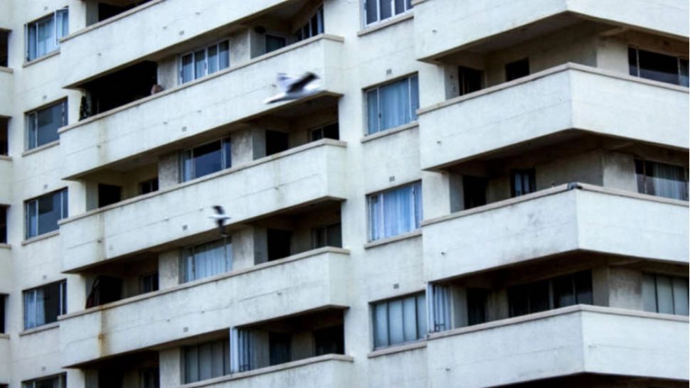 Motivul pentru care unii români pot rămâne fără apartamente. Asociația poate să ceară executarea silită și să scoată casele la licitație  