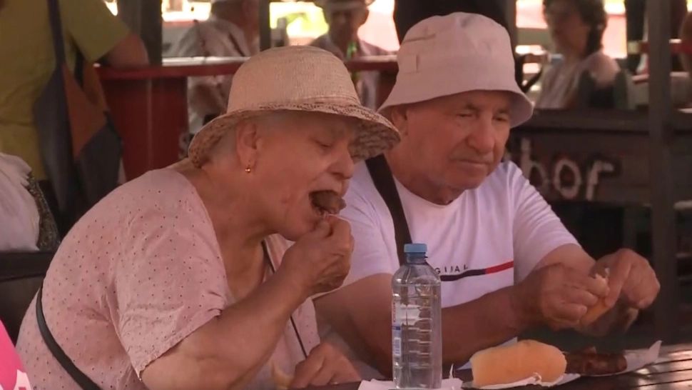 Mici și bere, pentru românii care nu au plecat în vacanță de Sfânta Maria VIDEO