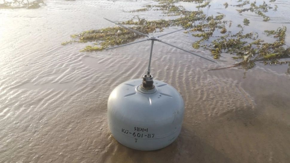 O mină a fost descoperită pe un petic de uscat dintre Marea Neagră și Lacul Sinoe. Forțele navale ale României intervin pentru neutralizare