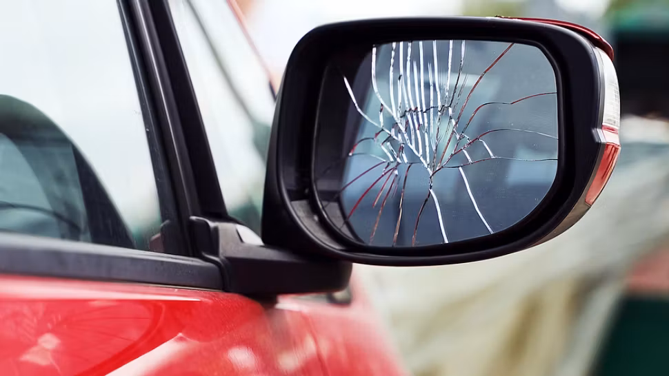 Escrocheria cu oglinda retrovizoare spartă face din ce în ce mai multe victime. La ce trebuie să fie atenți șoferii