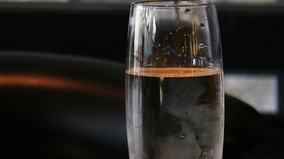 De ce să bei apă caldă pe stomacul gol. 9 beneficii despre care nu știai