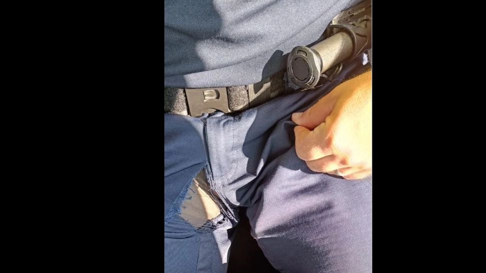 Polițiștii rămân în chiloți din cauza uniformelor „de calitate turcească/chinezească”. Europol: „Pantalonii s-au rupt fix...  pe cusătură”