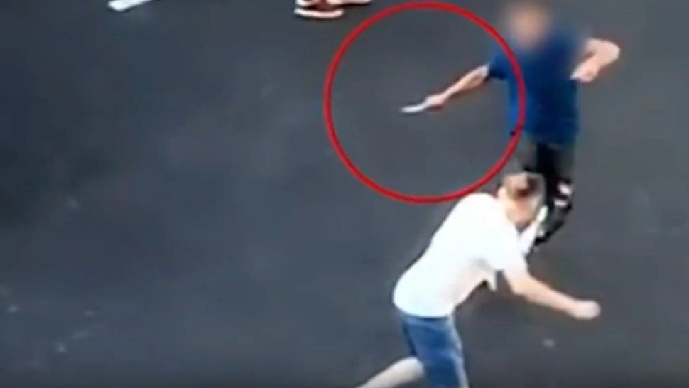 Atac cu cuțitul pentru un loc de parcare. Șoferul a demarat în trombă pentru a-și salva viața