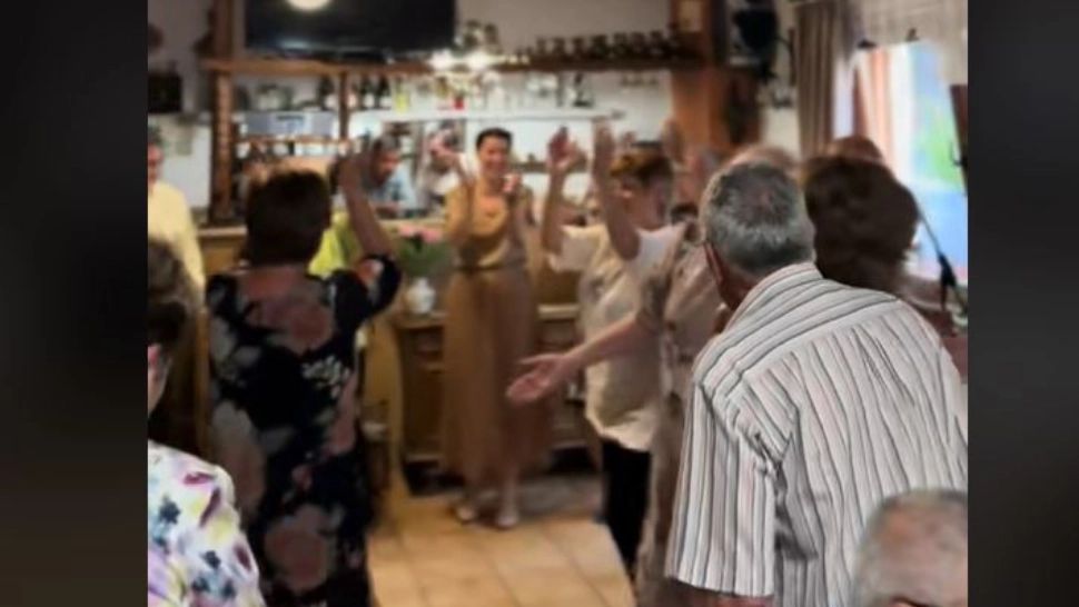 Imagini INEDITE: Pensionari care se distrează ca să uite de griji VIDEO