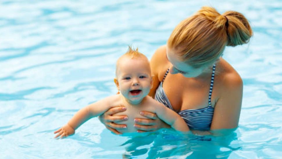 Halucinant: Femeie cu bebelușul, dată afară de la piscină pentru că „ar putea ofensa alte religii”