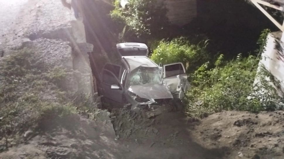 Accident grav în Galați. O femeie de 23 de ani a ajuns la spital după ce a căzut cu mașina de pe un pod FOTO