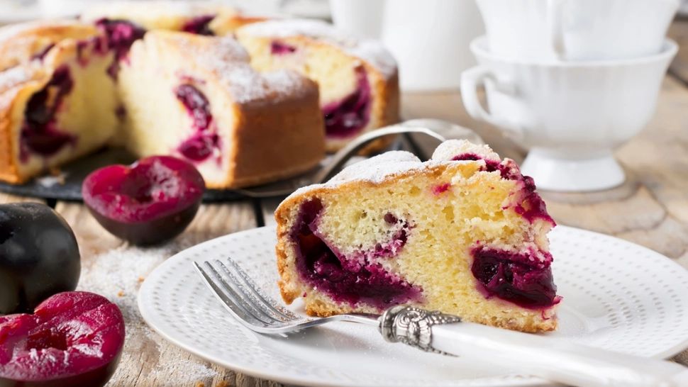 Pandișpan cu prune. Desert simplu și delicios, cu fructe. Rețetă ușor de preparat