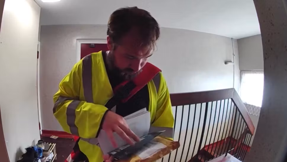 Gest DEZGUSTĂTOR făcut de un poștaș, chiar în fața ușii. Ghinonul lui a fost camera de supraveghere - VIDEO