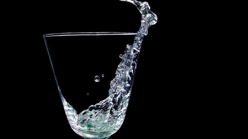 Interpretarea viselor. Ce înseamnă dacă visezi că o persoană dragă care ți-a murit recent îți cere apă