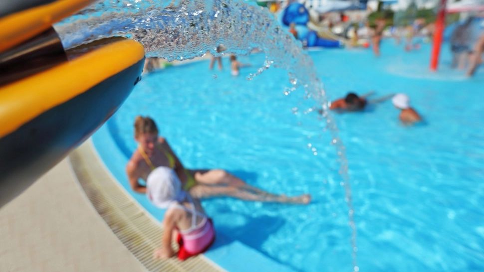 Viol la un parc acvatic din Satu Mare! Un tânăr de 18 ani a fost reținut după ce a fost surprins întreținând relații sexuale cu o minoră de 14 ani