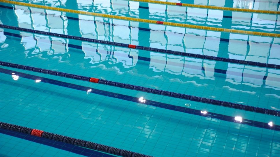 Tragedie la bazinul de înot! Un copil de 8 ani a MURIT sub ochii tatălui și ai instructorului său. Anchetă uriașă