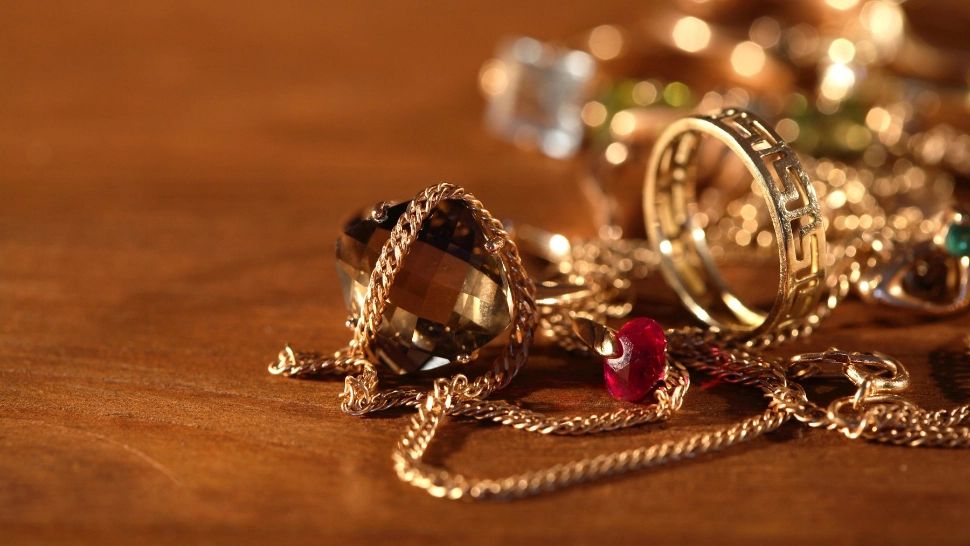 Româncă, prinsă pe un aeroport din Italia cu aproape jumătate de kilogram de aur. Ce riscă femeia