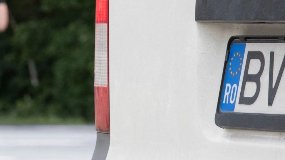 Lista completă a numerelor de înmatriculare interzise în România. Cele cu conotații obscene se numără printre ele 