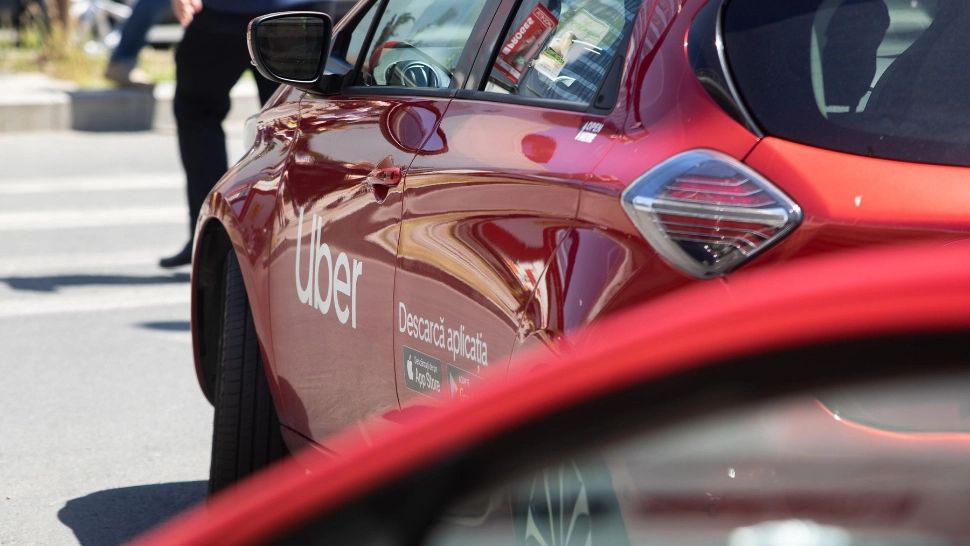 Bătrân din Satu Mare, BĂTUT cu bastonul de șoferul unei companii de ridesharing: ce l-a nemulțumit 