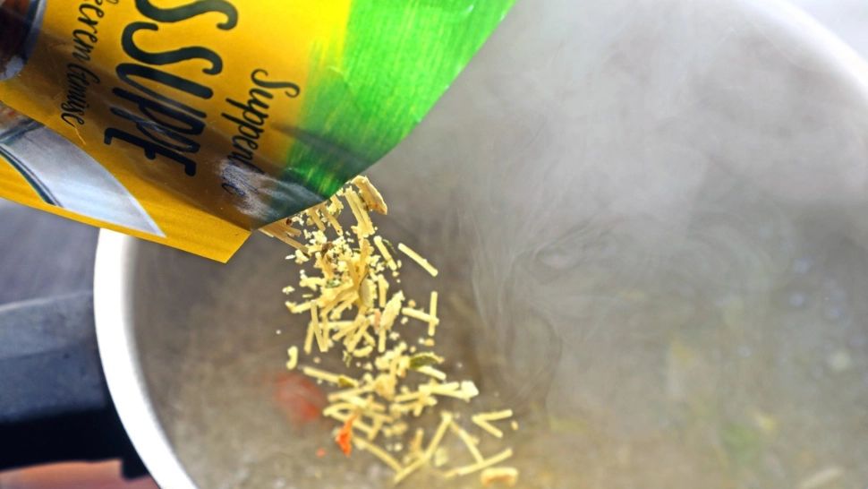 Pericolul dintr-un banal plic de supă instant. Normele de ALIMENTAȚIE sănătoasă sunt sfidate 