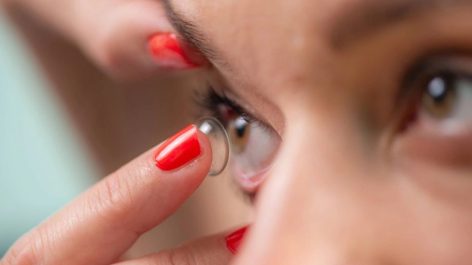 Ai adormit cu lentilele de contact în ochii? Iată ce trebuie să faci pentru a evita neplăcerile și complicațiie