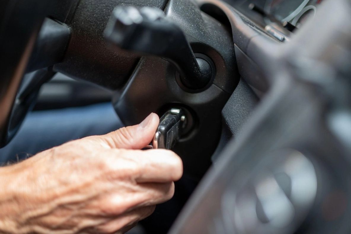 Poți descuia MAȘINA de la disanță mai mare dacă-ți lipsești cheia de cap? Adevăr sau legendă?