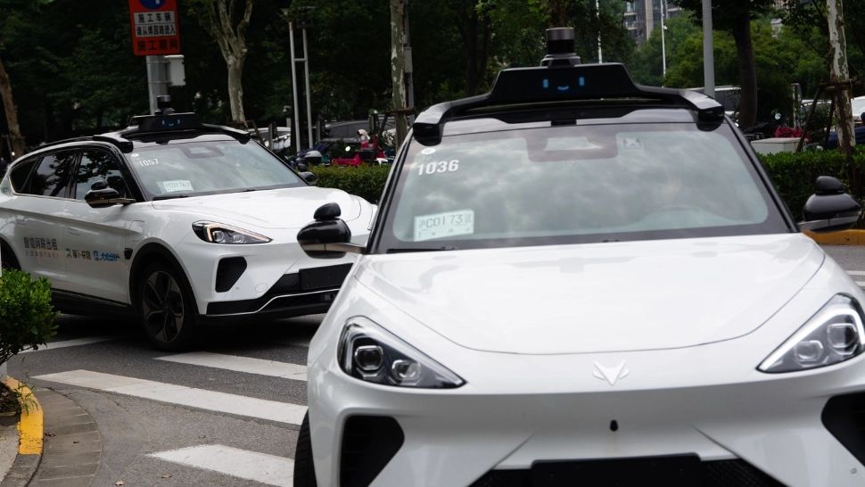 Haos în China, din cauza taxiurilor-robot. Șoferii sunt disperați că roboții conduc prea corect