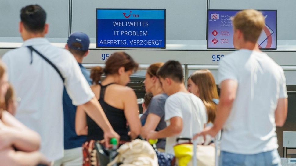 Reguli noi pe aeroporturile din UE, de la 1 septembrie. Se modifică din nou regimul lichidelor în bagajul de mână