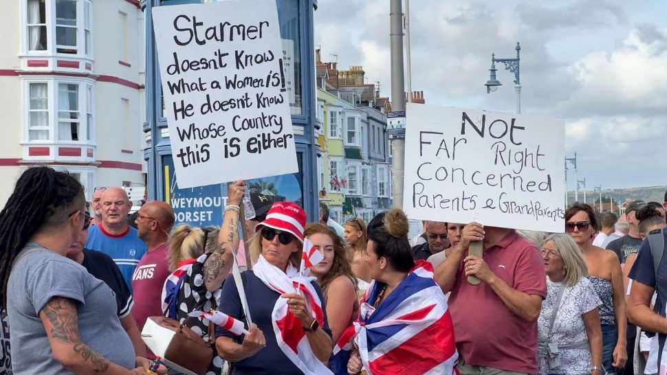 Sedință de urgență a Guvernului britanic. Mai multe hoteluri pentru migranţi au fost atacate